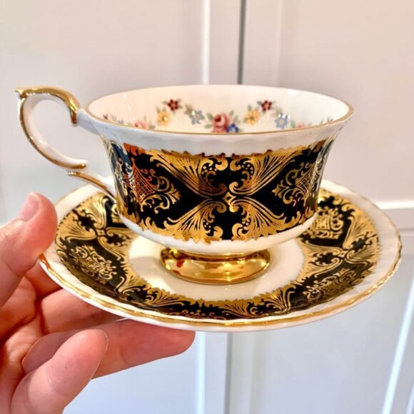 Vintage warranted Paragon “Pembroke” black floral teacup 👑 - Picture 6 of 6